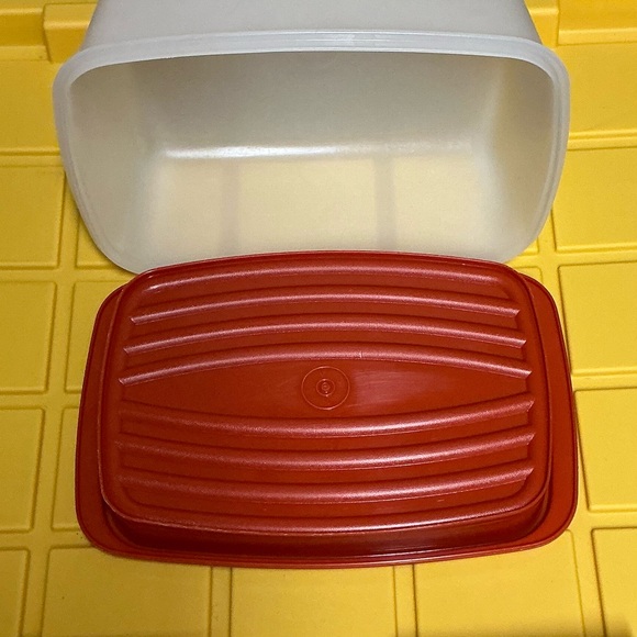 Tupperware Large Red & White Plastic Food Storage Container with Snap Lid - Picture 5 of 6